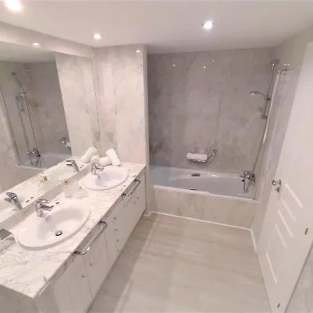 Moderno Piso De 2 Dormitorios En Playas Del Duque Apartment *